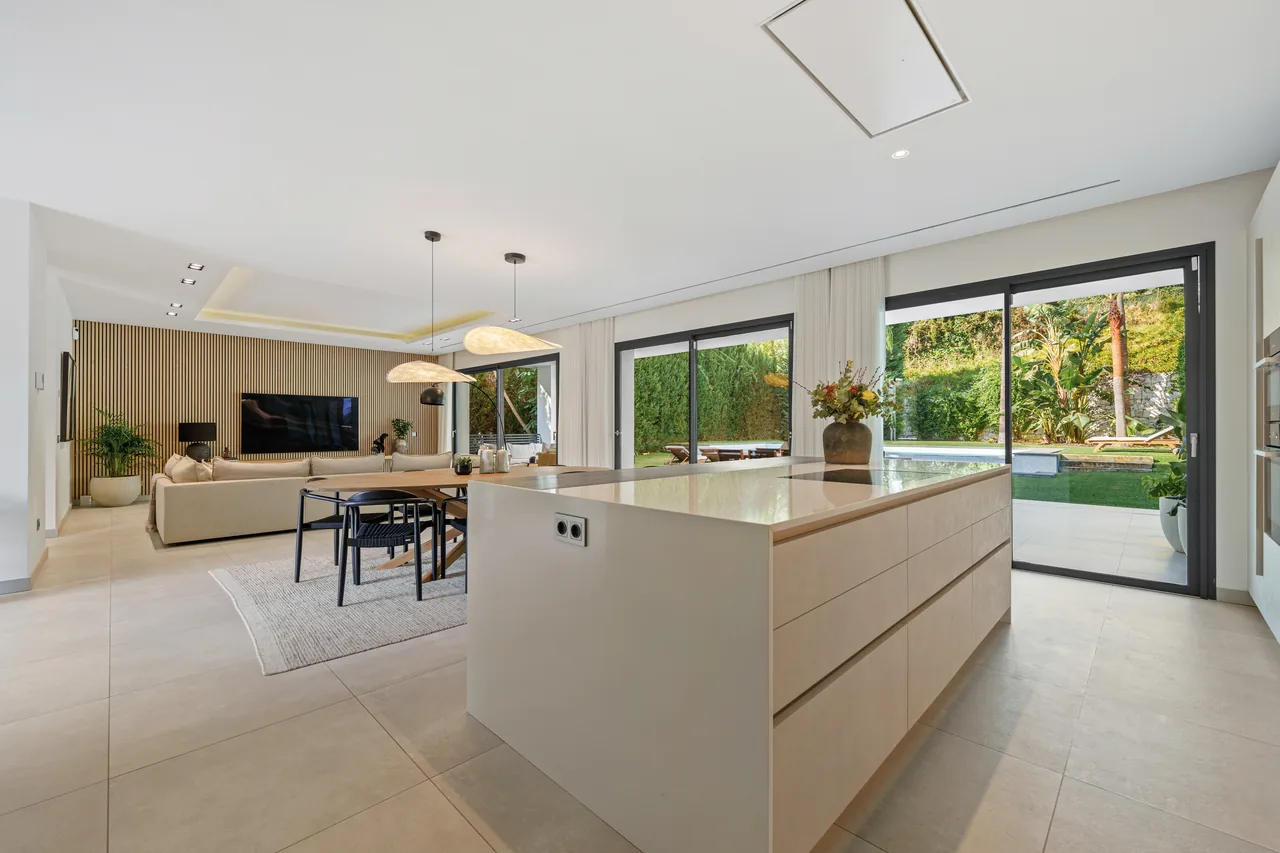 5-bedroom villa in Nueva Andalucia with private pool and private garden — image 54
