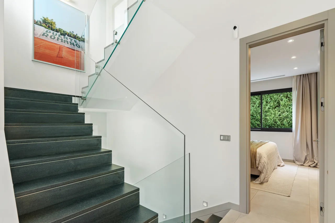 5-bedroom villa in Nueva Andalucia with private pool and private garden — image 55