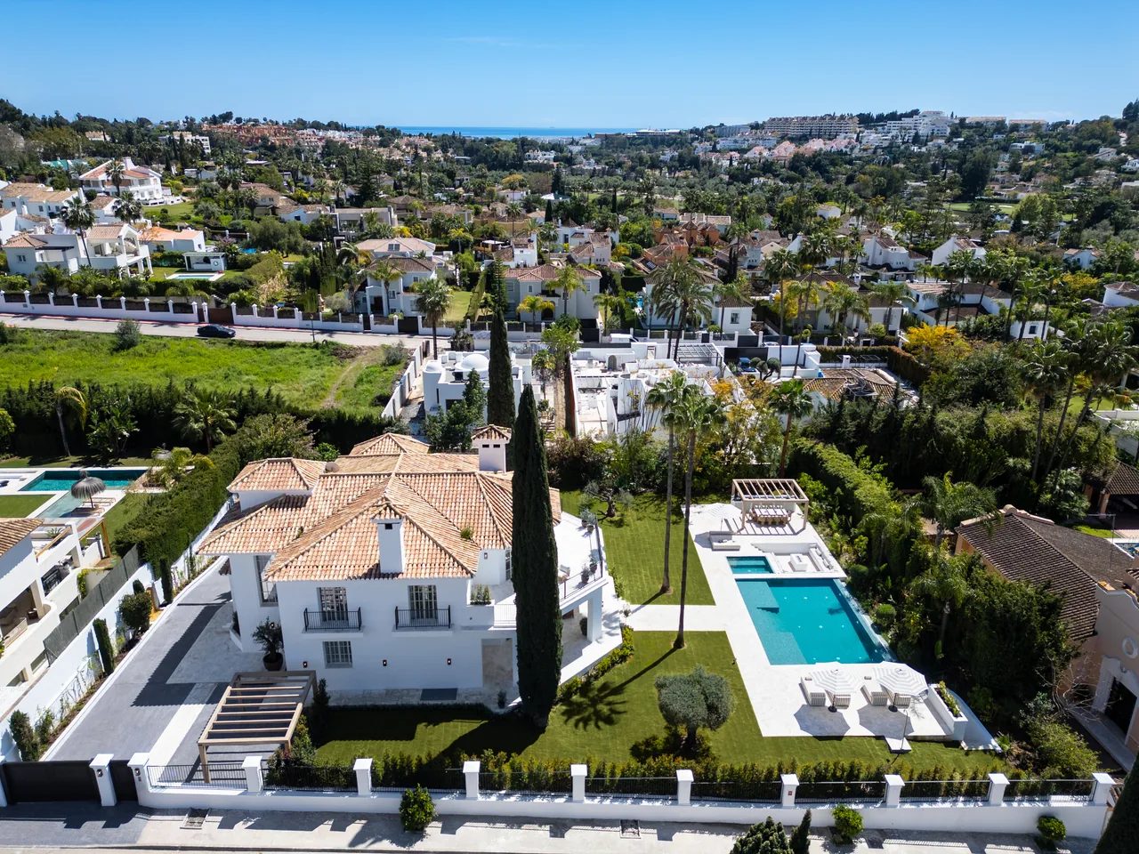 5-bedroom villa in Nueva Andalucia with private pool and private garden — image 2