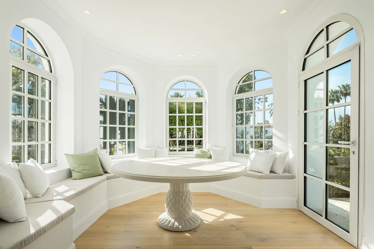 5-bedroom villa in Nueva Andalucia with private pool and private garden — image 4