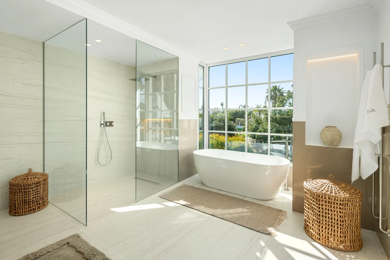 5-bedroom villa in Nueva Andalucia with private pool and private garden — image 7