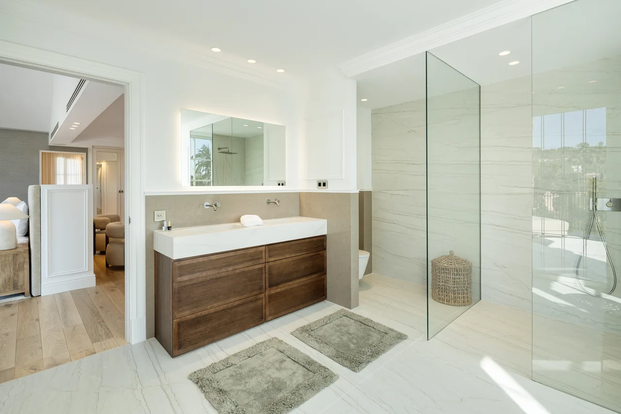 5-bedroom villa in Nueva Andalucia with private pool and private garden — image 8