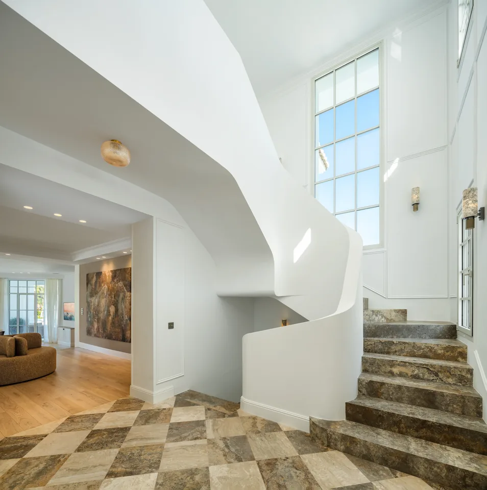 5-bedroom villa in Nueva Andalucia with private pool and private garden — image 9