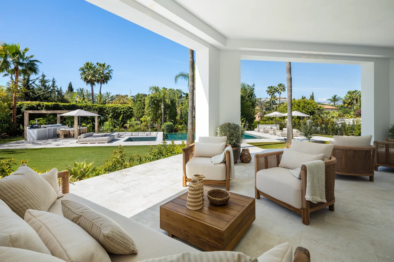 5-bedroom villa in Nueva Andalucia with private pool and private garden — image 15