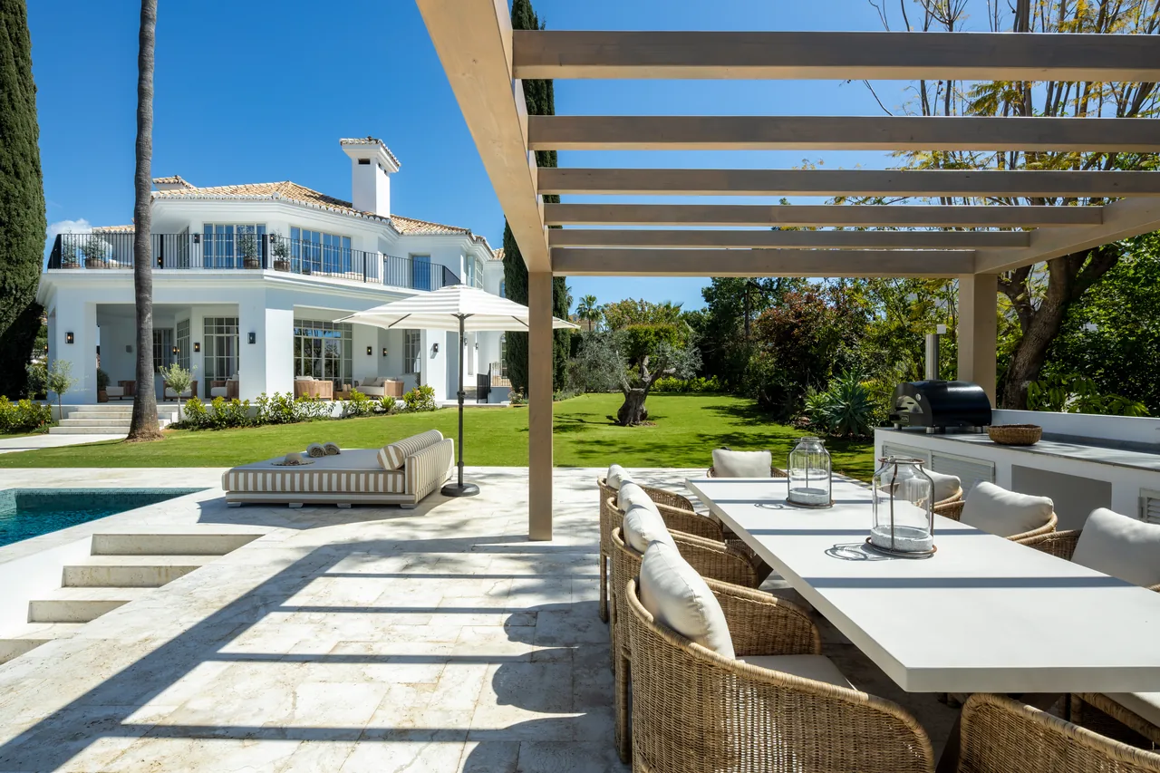 5-bedroom villa in Nueva Andalucia with private pool and private garden — image 16