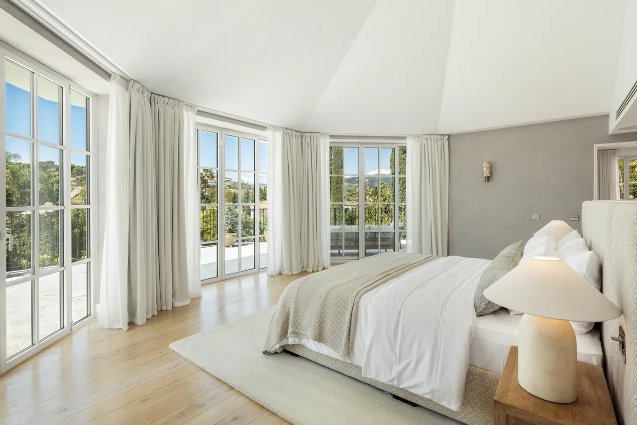 5-bedroom villa in Nueva Andalucia with private pool and private garden — image 18