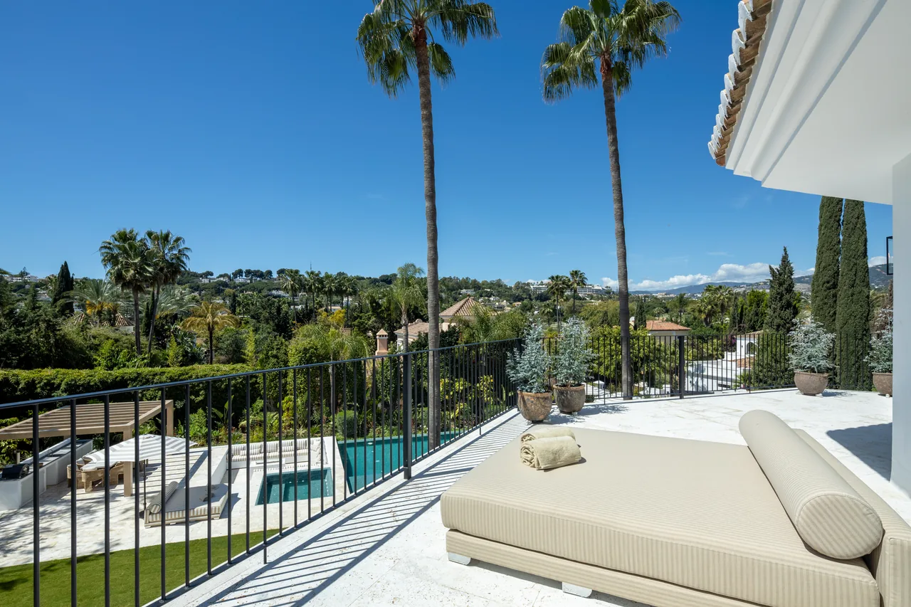 5-bedroom villa in Nueva Andalucia with private pool and private garden — image 19
