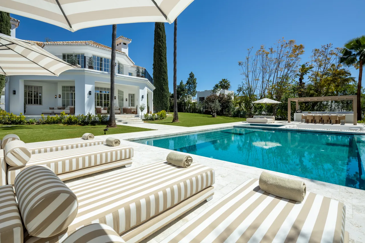 5-bedroom villa in Nueva Andalucia with private pool and private garden — image 26