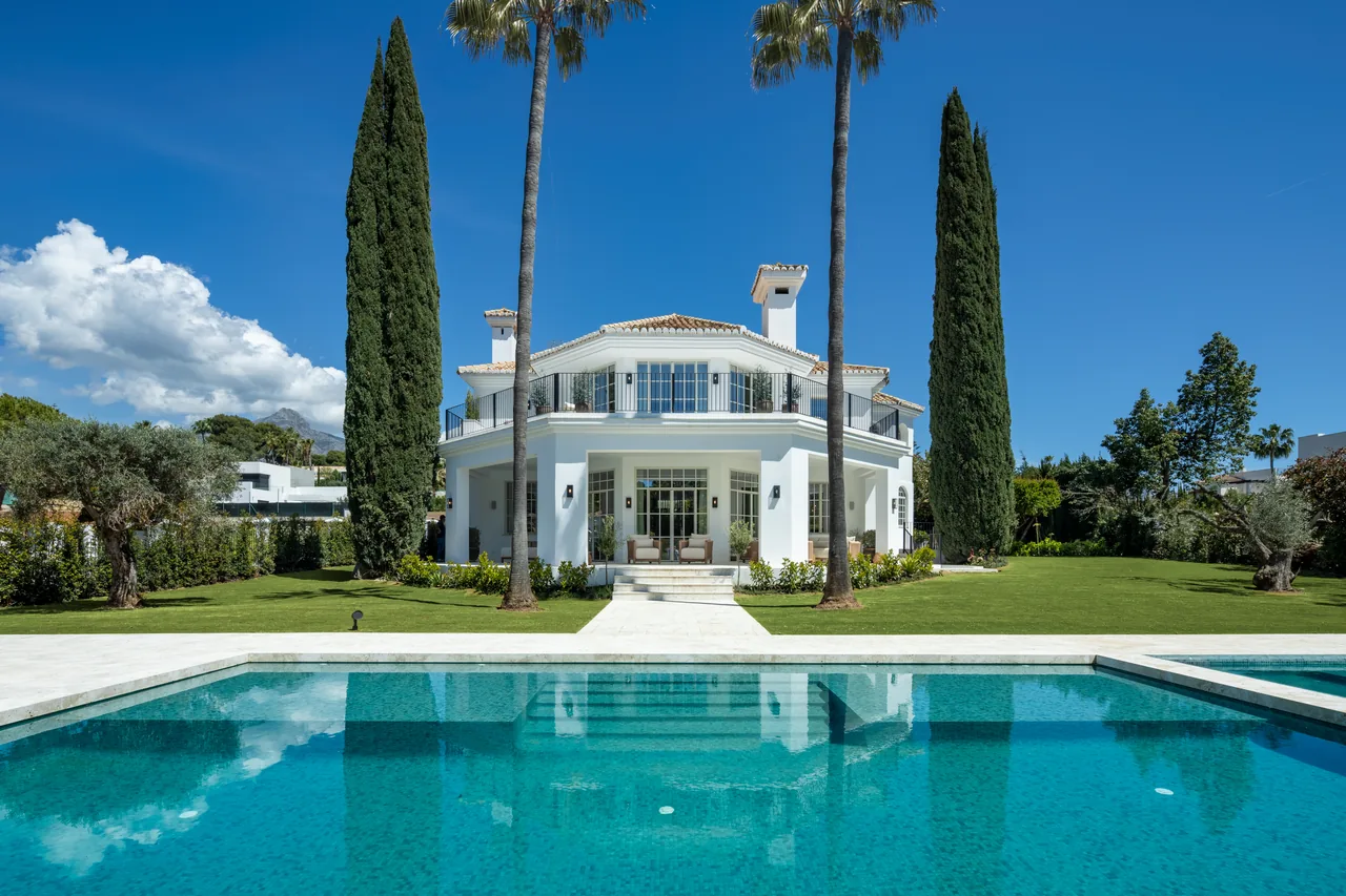 5-bedroom villa in Nueva Andalucia with private pool and private garden — image 27