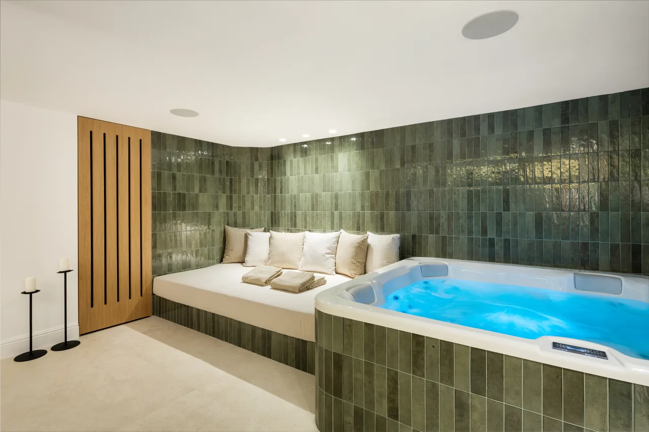 5-bedroom villa in Nueva Andalucia with private pool and private garden — image 30
