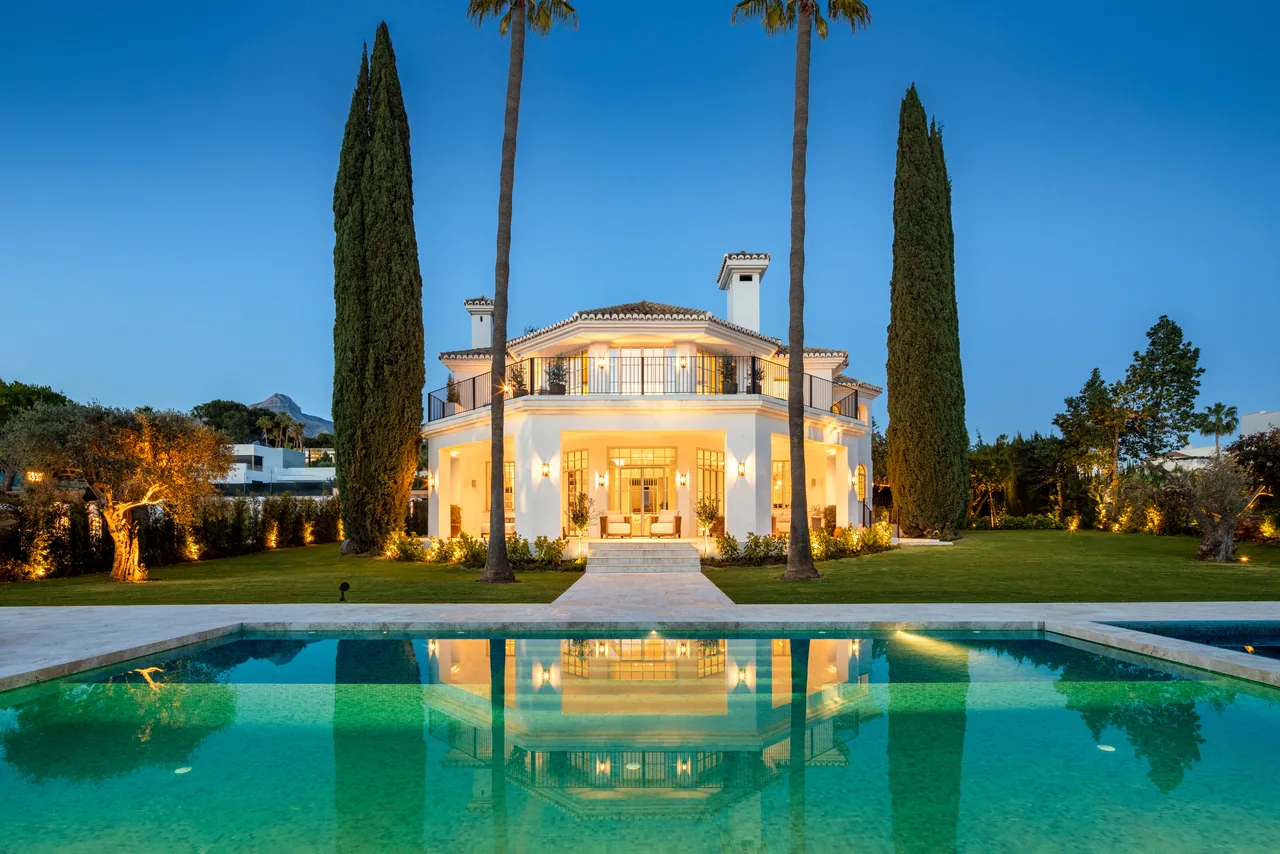 5-bedroom villa in Nueva Andalucia with private pool and private garden — image 32