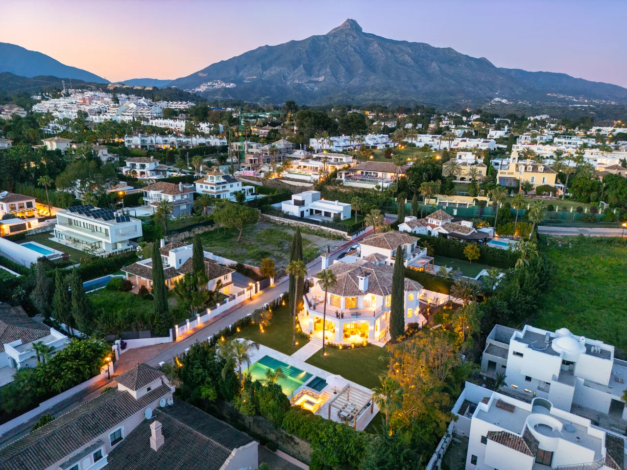 5-bedroom villa in Nueva Andalucia with private pool and private garden