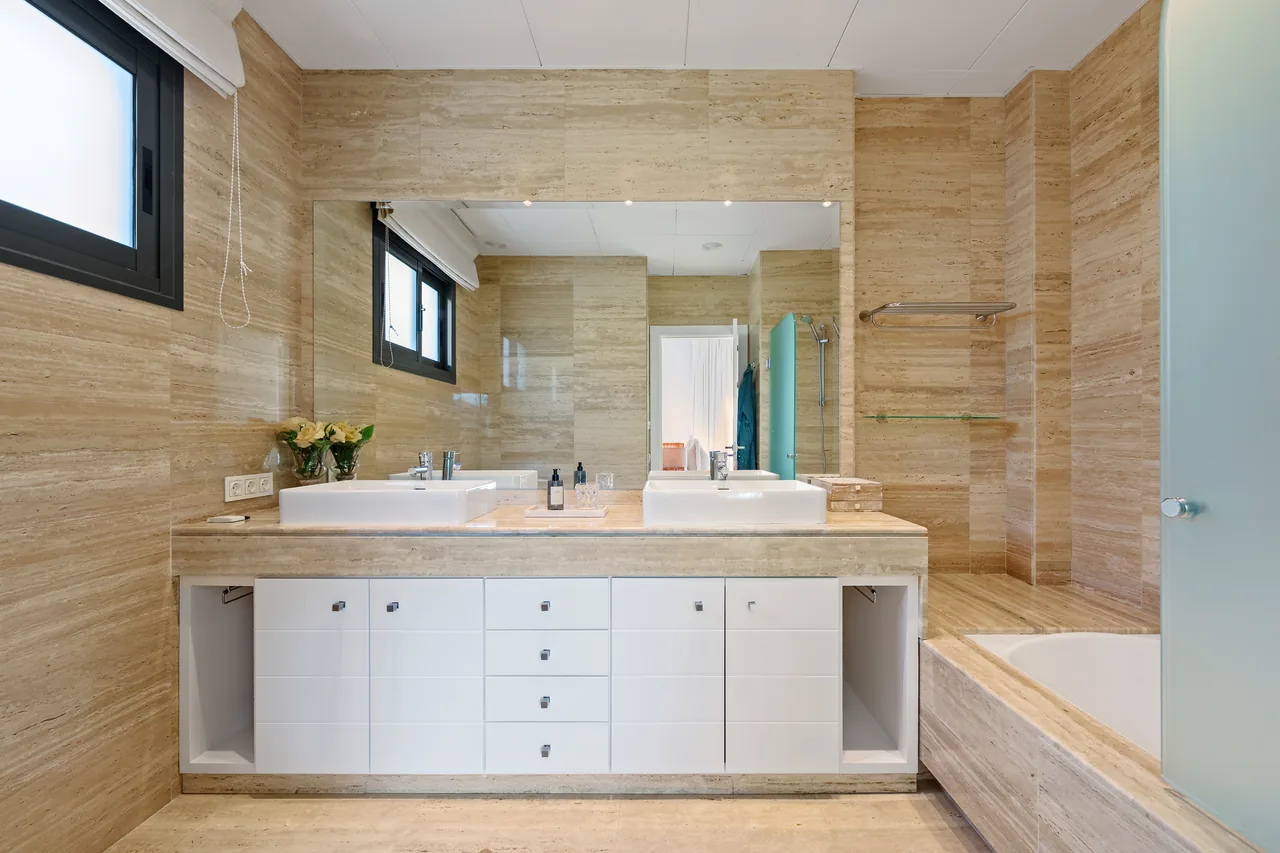 4-bedroom villa in La Quinta with private pool and private garden — image 3