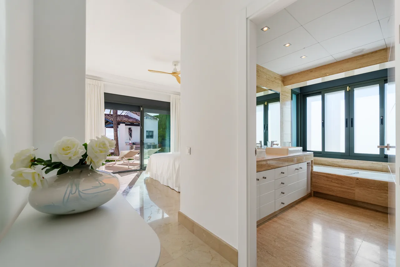 4-bedroom villa in La Quinta with private pool and private garden — image 4