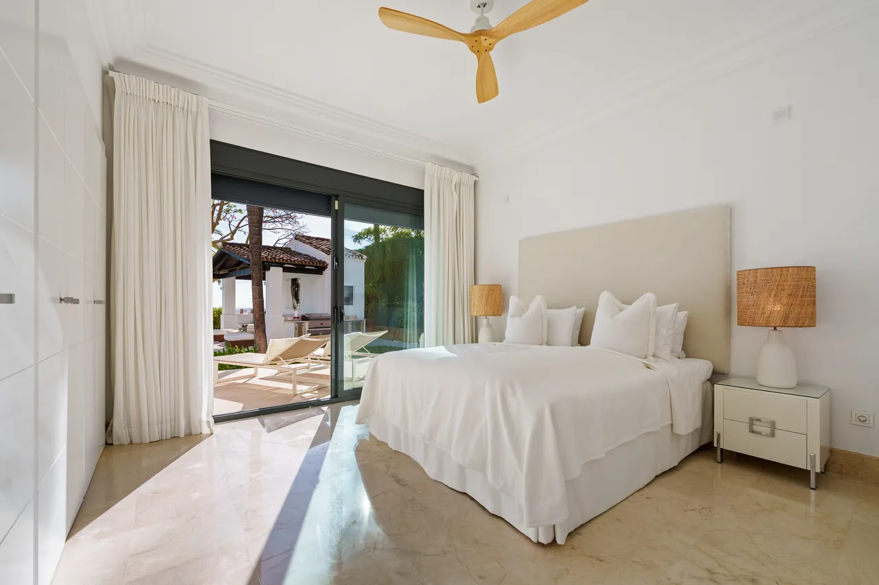 4-bedroom villa in La Quinta with private pool and private garden — image 6