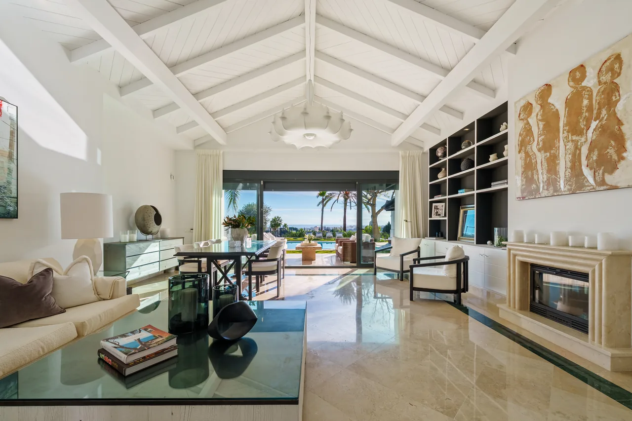 4-bedroom villa in La Quinta with private pool and private garden — image 7