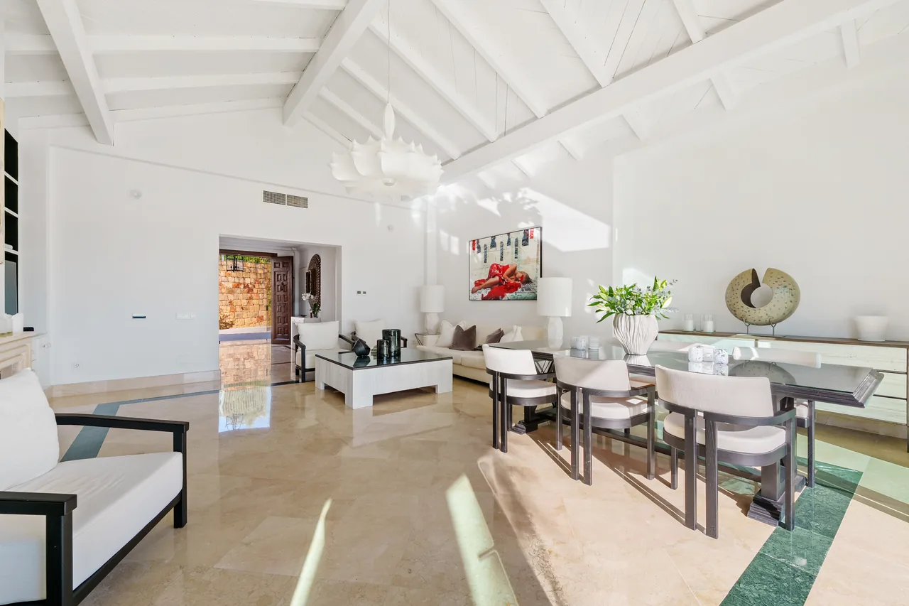 4-bedroom villa in La Quinta with private pool and private garden — image 13