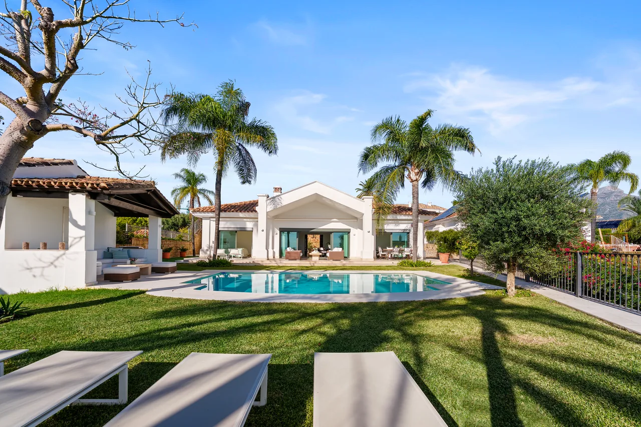 4-bedroom villa in La Quinta with private pool and private garden — image 17