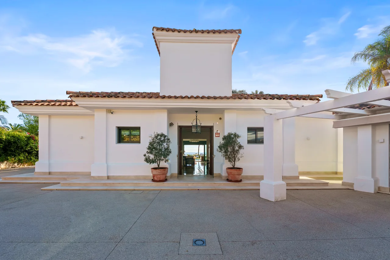 4-bedroom villa in La Quinta with private pool and private garden — image 22