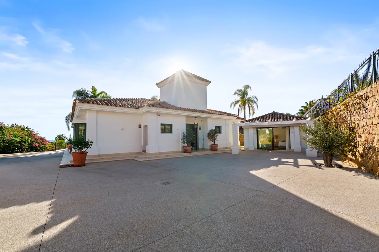 4-bedroom villa in La Quinta with private pool and private garden — image 24