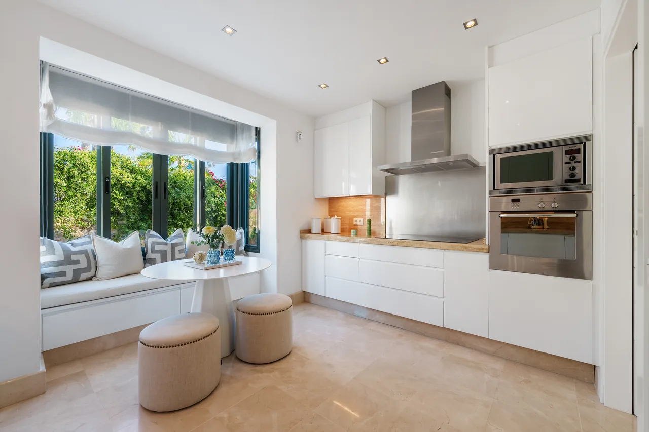 4-bedroom villa in La Quinta with private pool and private garden — image 26
