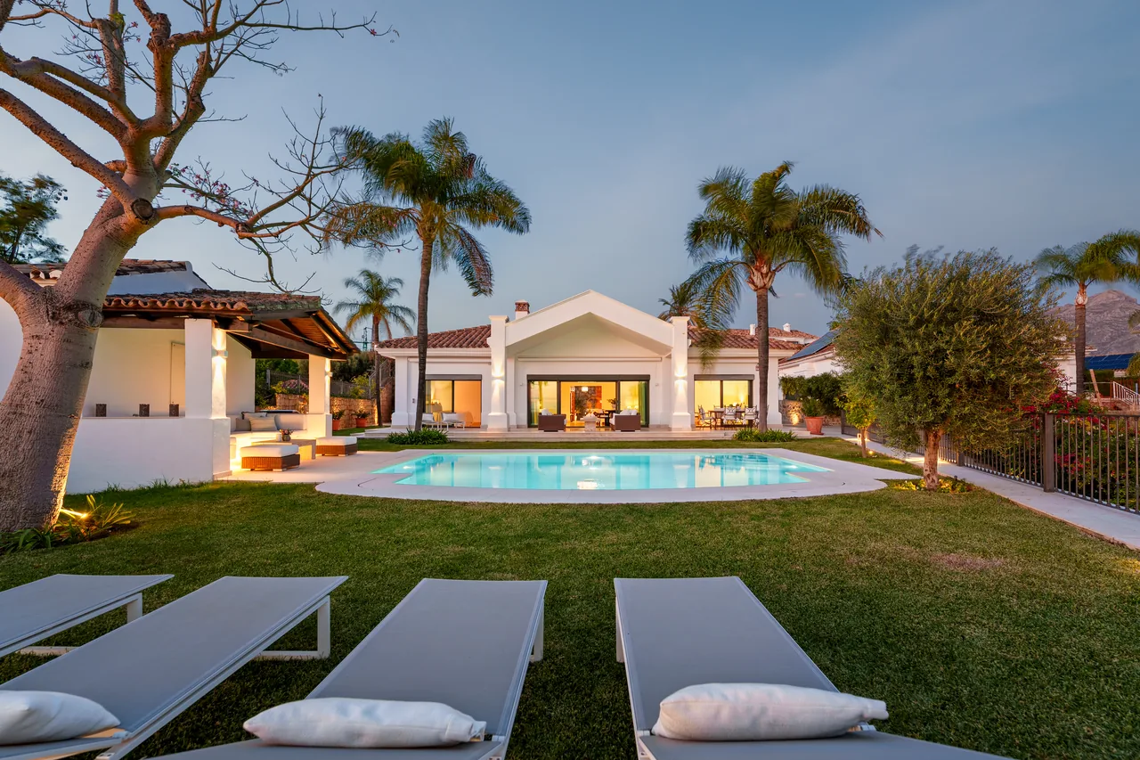 4-bedroom villa in La Quinta with private pool and private garden — image 37