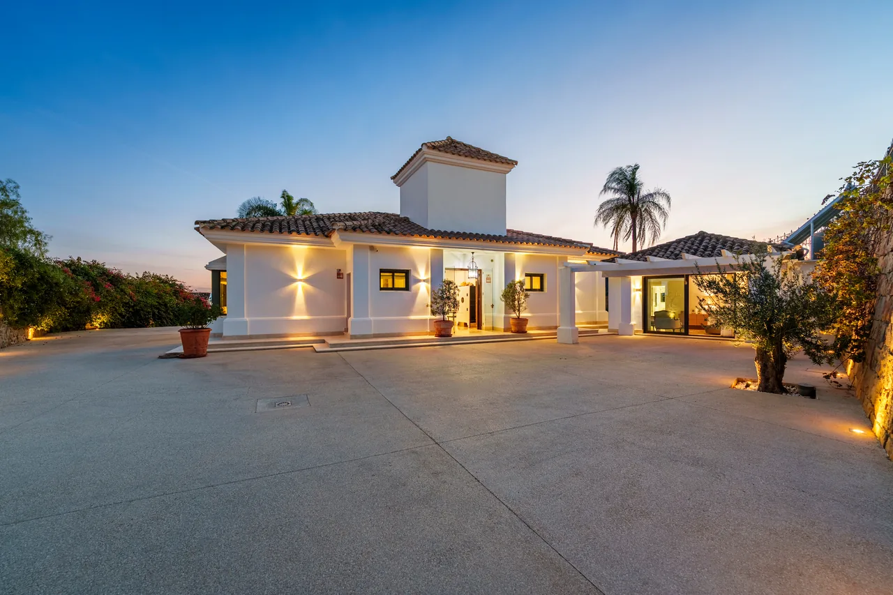 4-bedroom villa in La Quinta with private pool and private garden — image 40