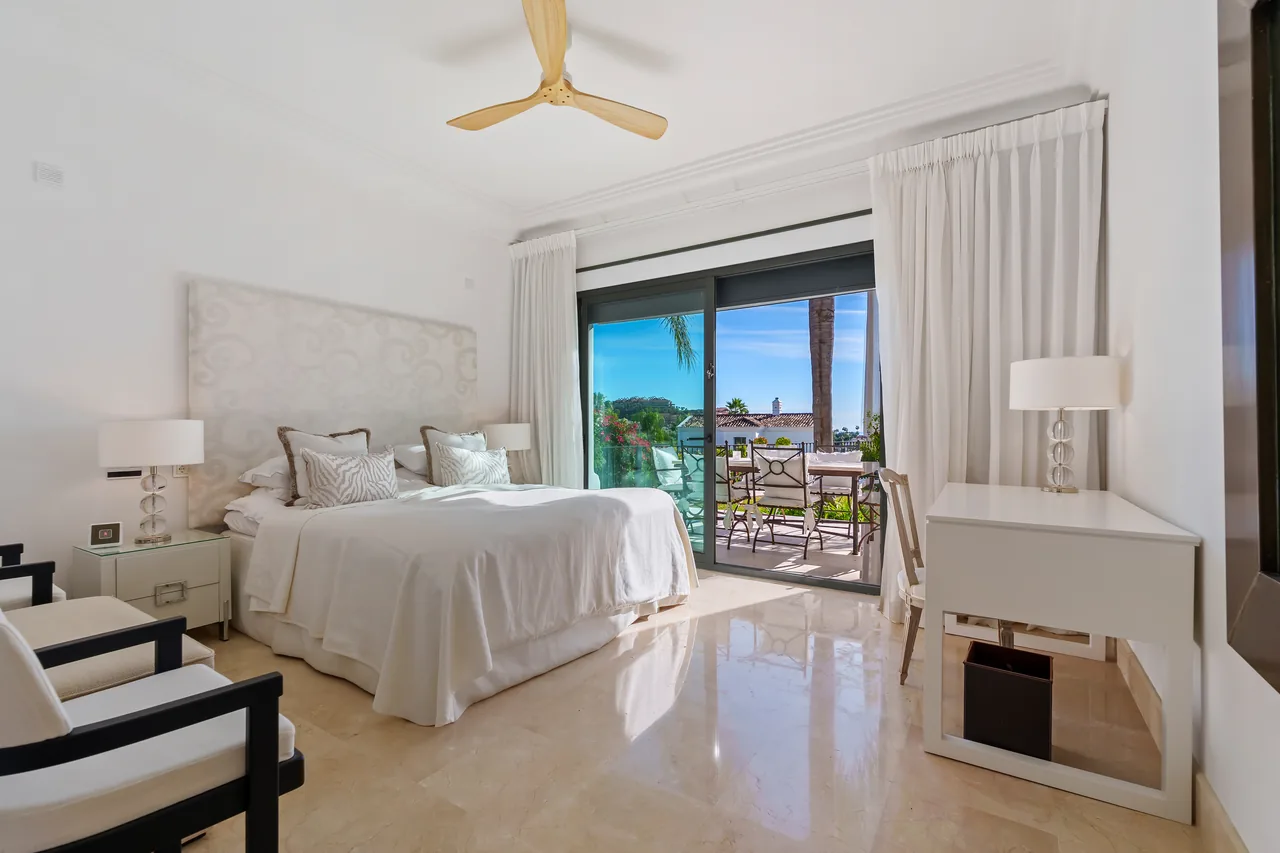 4-bedroom villa in La Quinta with private pool and private garden — image 45