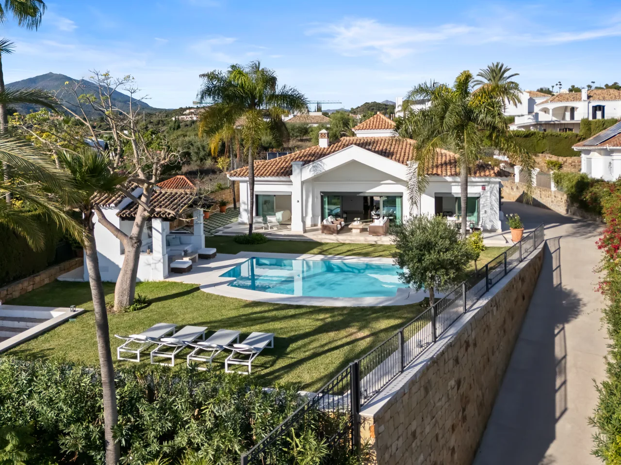 4-bedroom villa in La Quinta with private pool and private garden — image 46