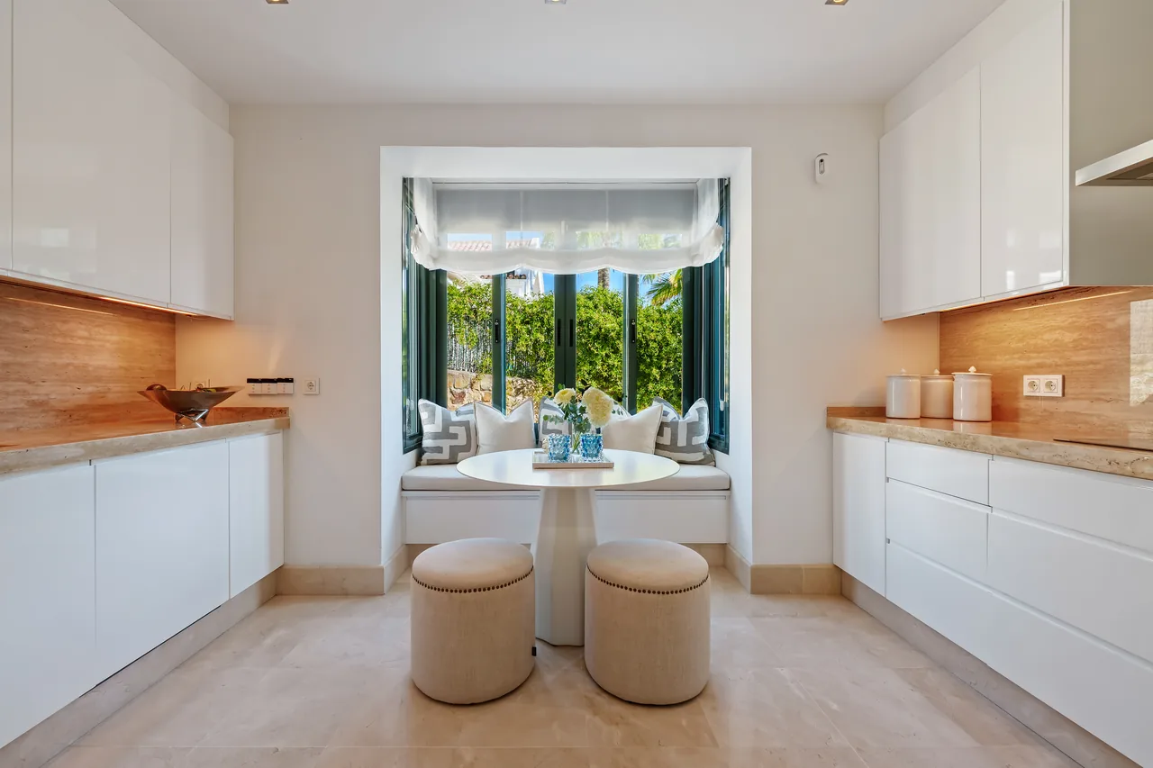 4-bedroom villa in La Quinta with private pool and private garden — image 77