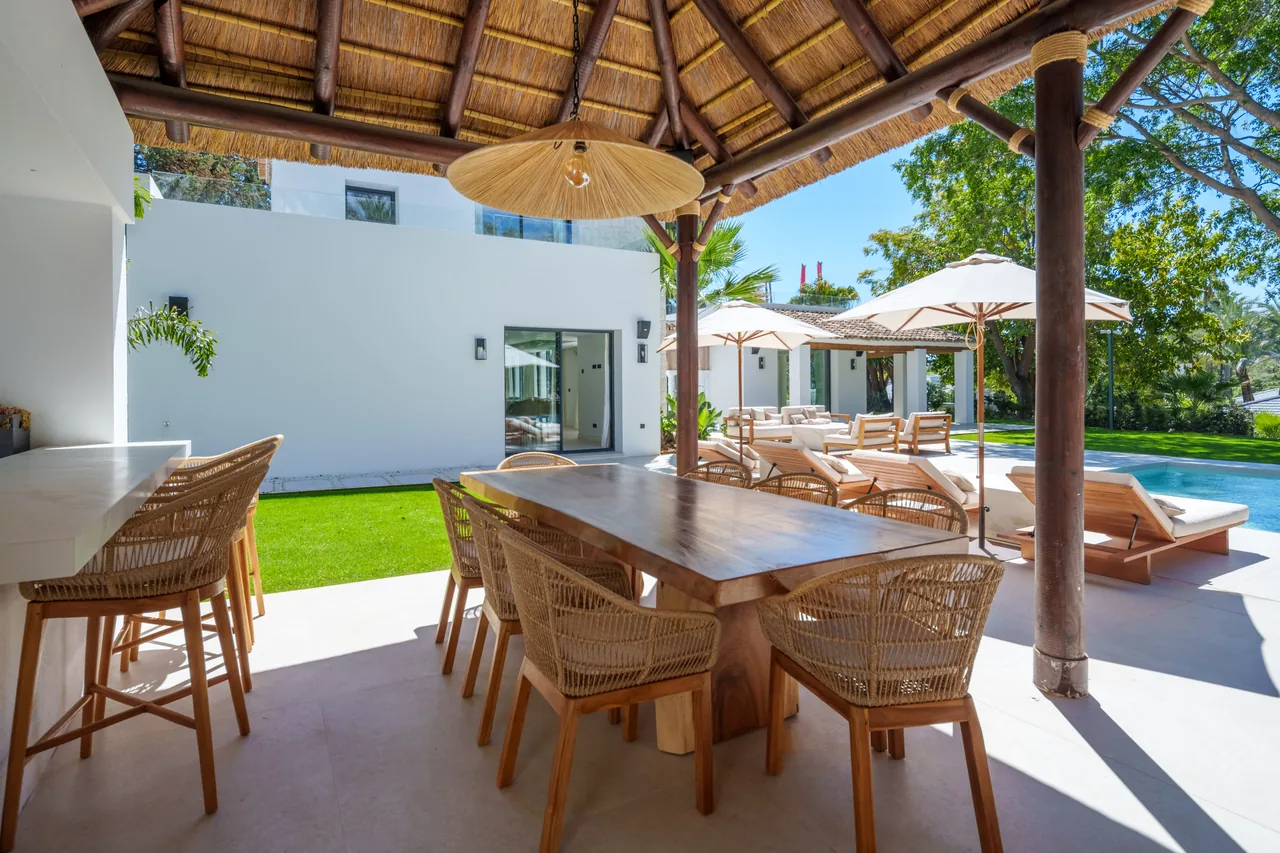 5-bedroom villa in Las Brisas with private pool and private garden — image 2