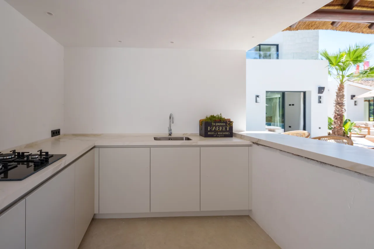 5-bedroom villa in Las Brisas with private pool and private garden — image 3