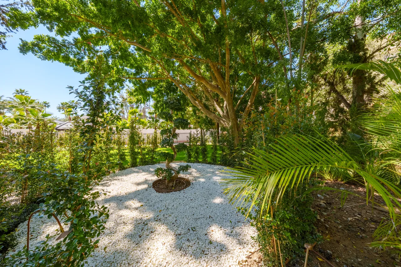 5-bedroom villa in Las Brisas with private pool and private garden — image 4