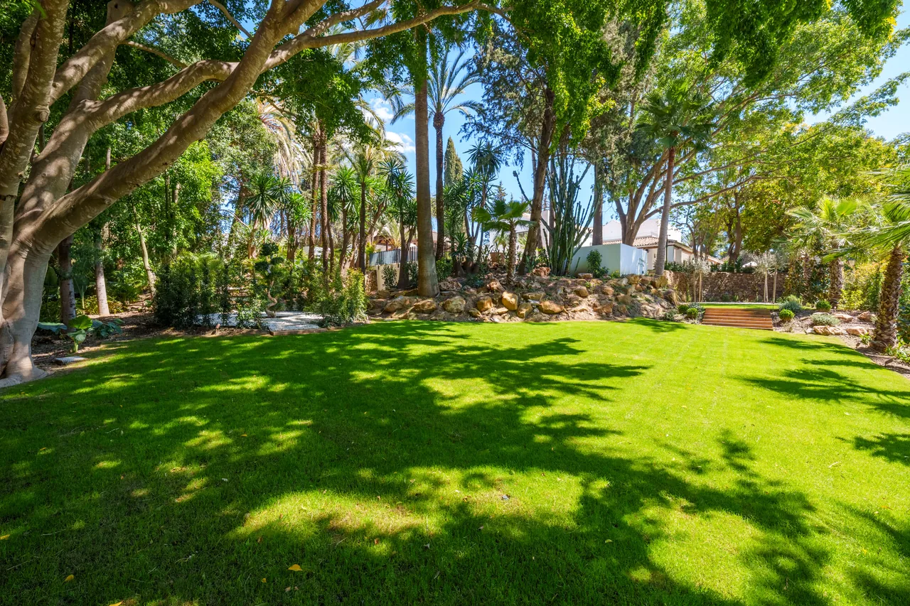 5-bedroom villa in Las Brisas with private pool and private garden — image 5