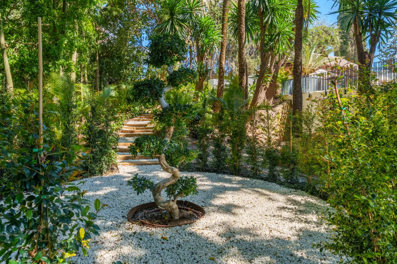 5-bedroom villa in Las Brisas with private pool and private garden — image 6