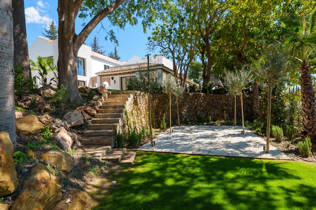 5-bedroom villa in Las Brisas with private pool and private garden — image 7
