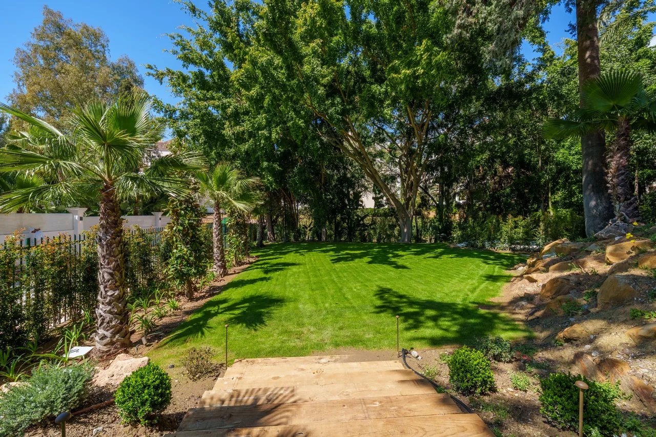 5-bedroom villa in Las Brisas with private pool and private garden — image 8