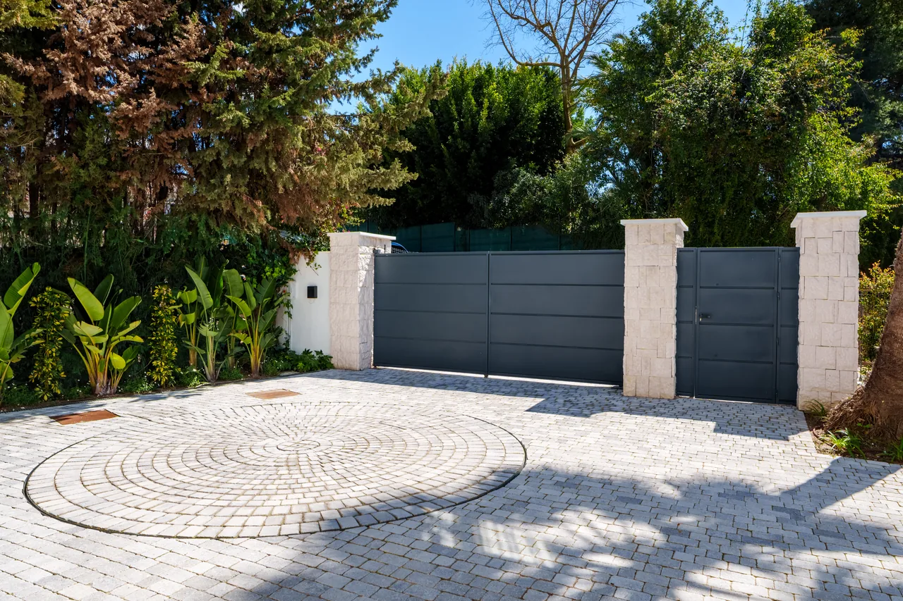 5-bedroom villa in Las Brisas with private pool and private garden — image 9