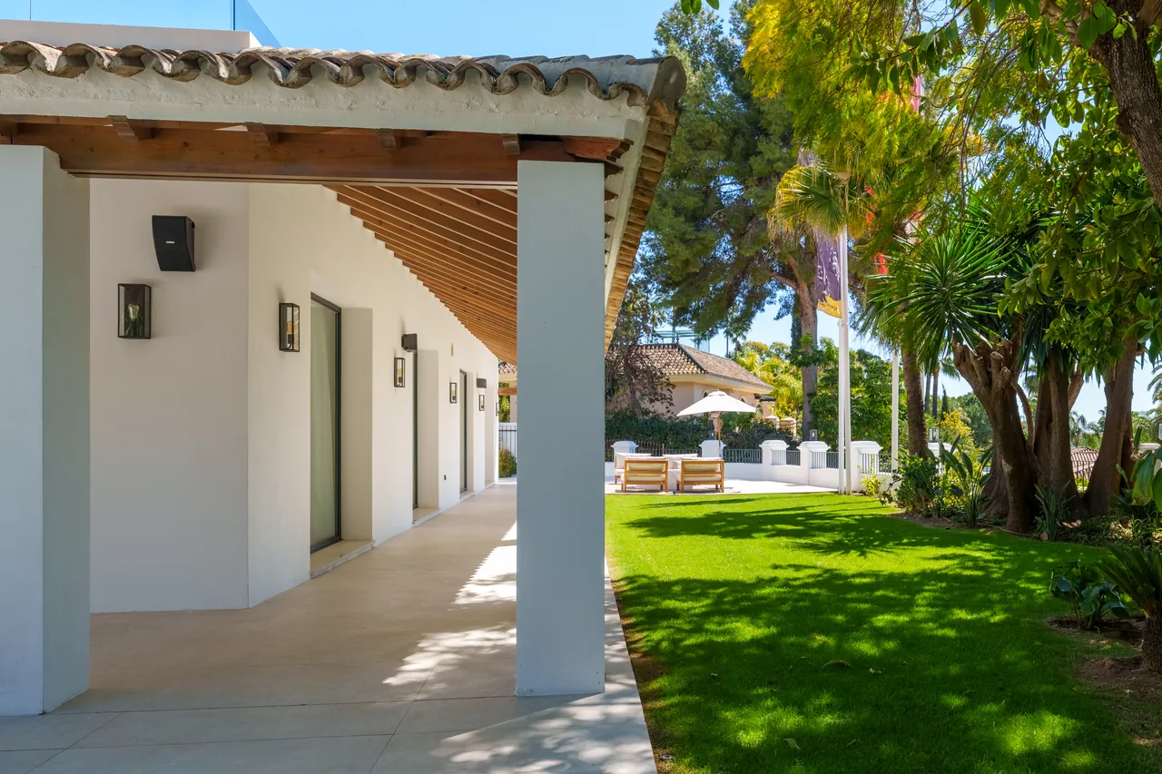 5-bedroom villa in Las Brisas with private pool and private garden — image 10