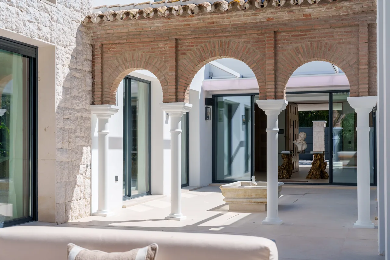 5-bedroom villa in Las Brisas with private pool and private garden — image 11
