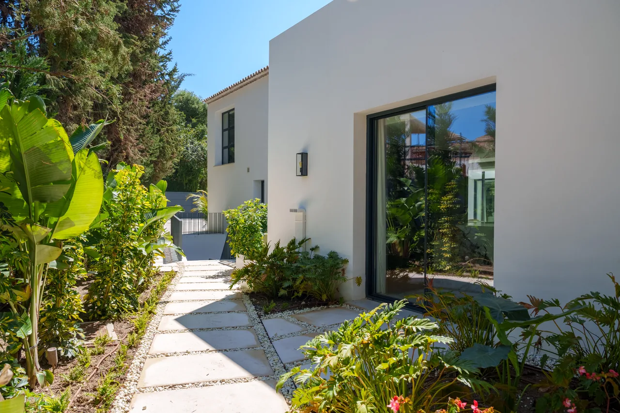 5-bedroom villa in Las Brisas with private pool and private garden — image 14
