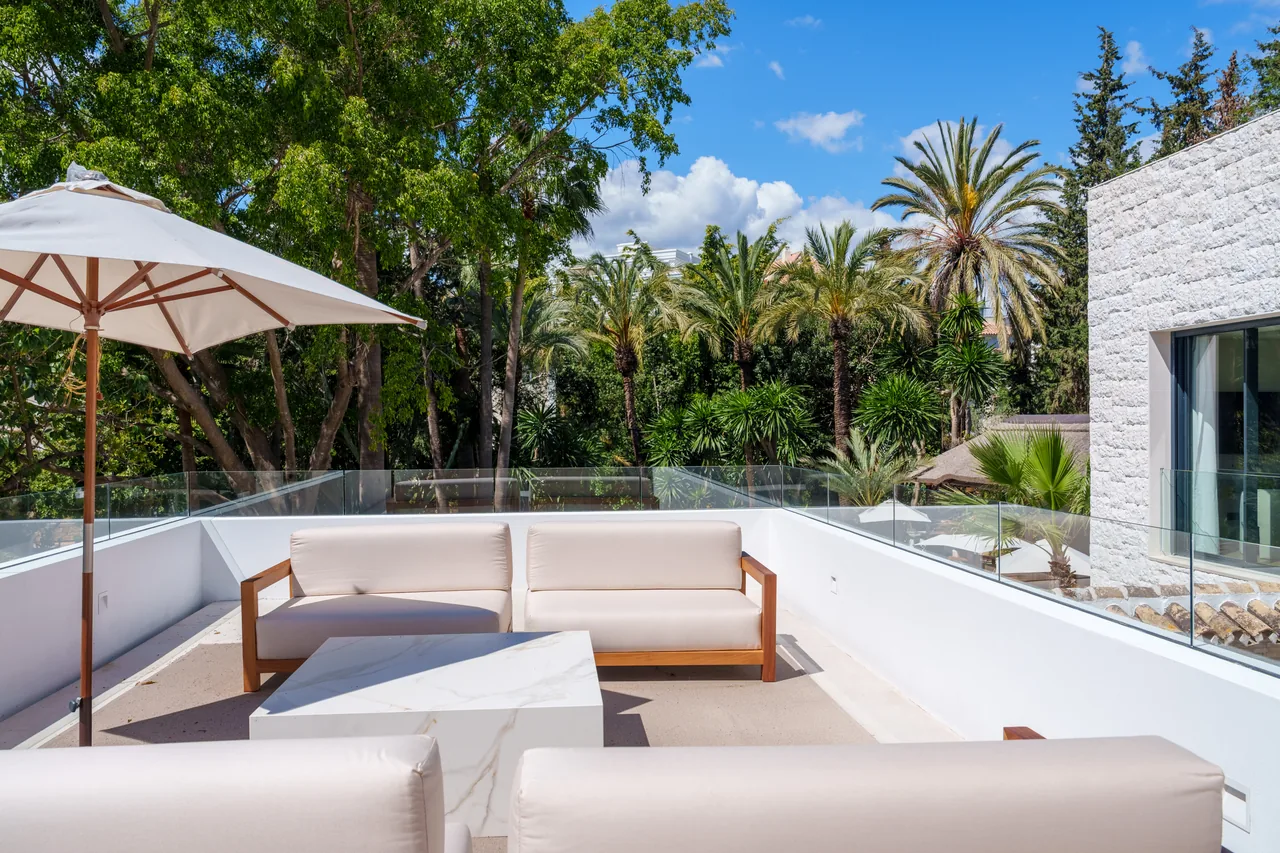 5-bedroom villa in Las Brisas with private pool and private garden — image 17