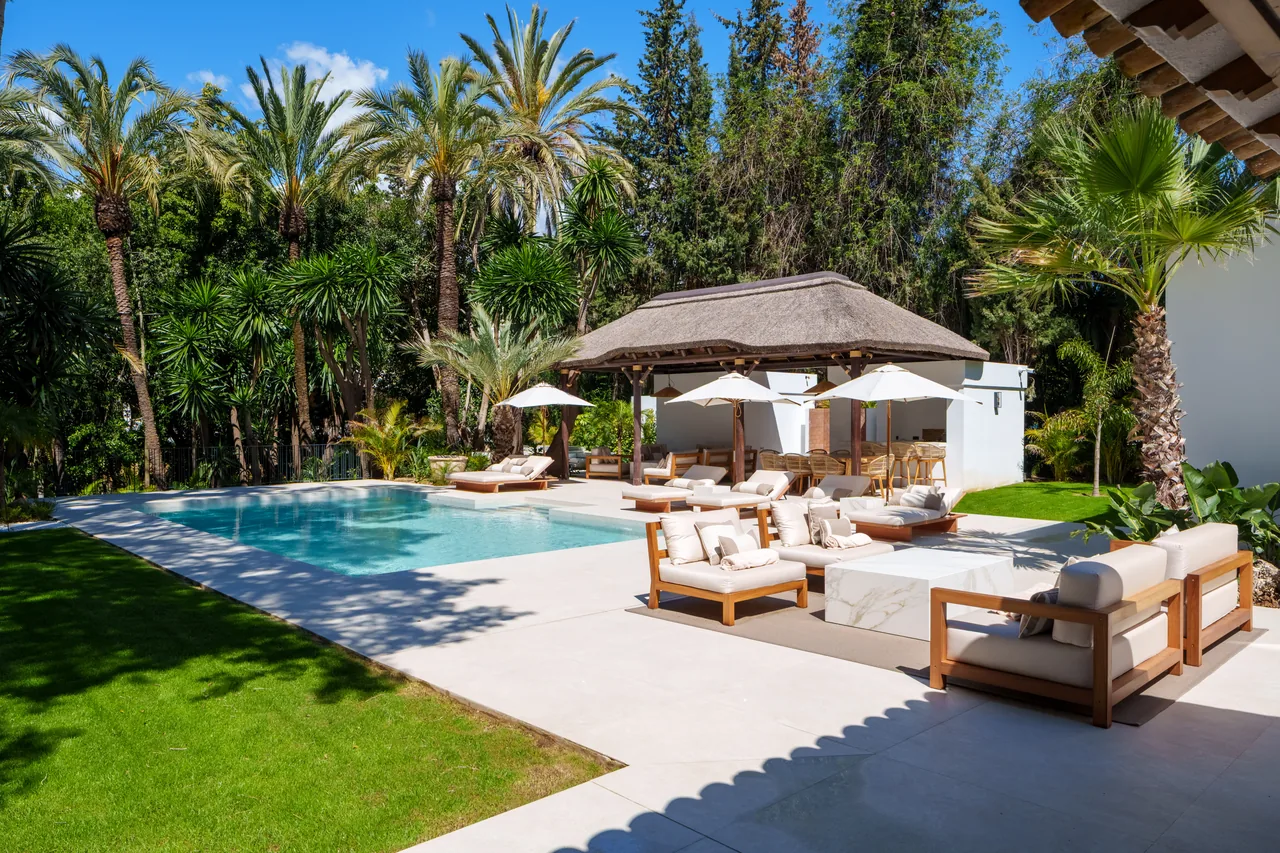 5-bedroom villa in Las Brisas with private pool and private garden — image 20