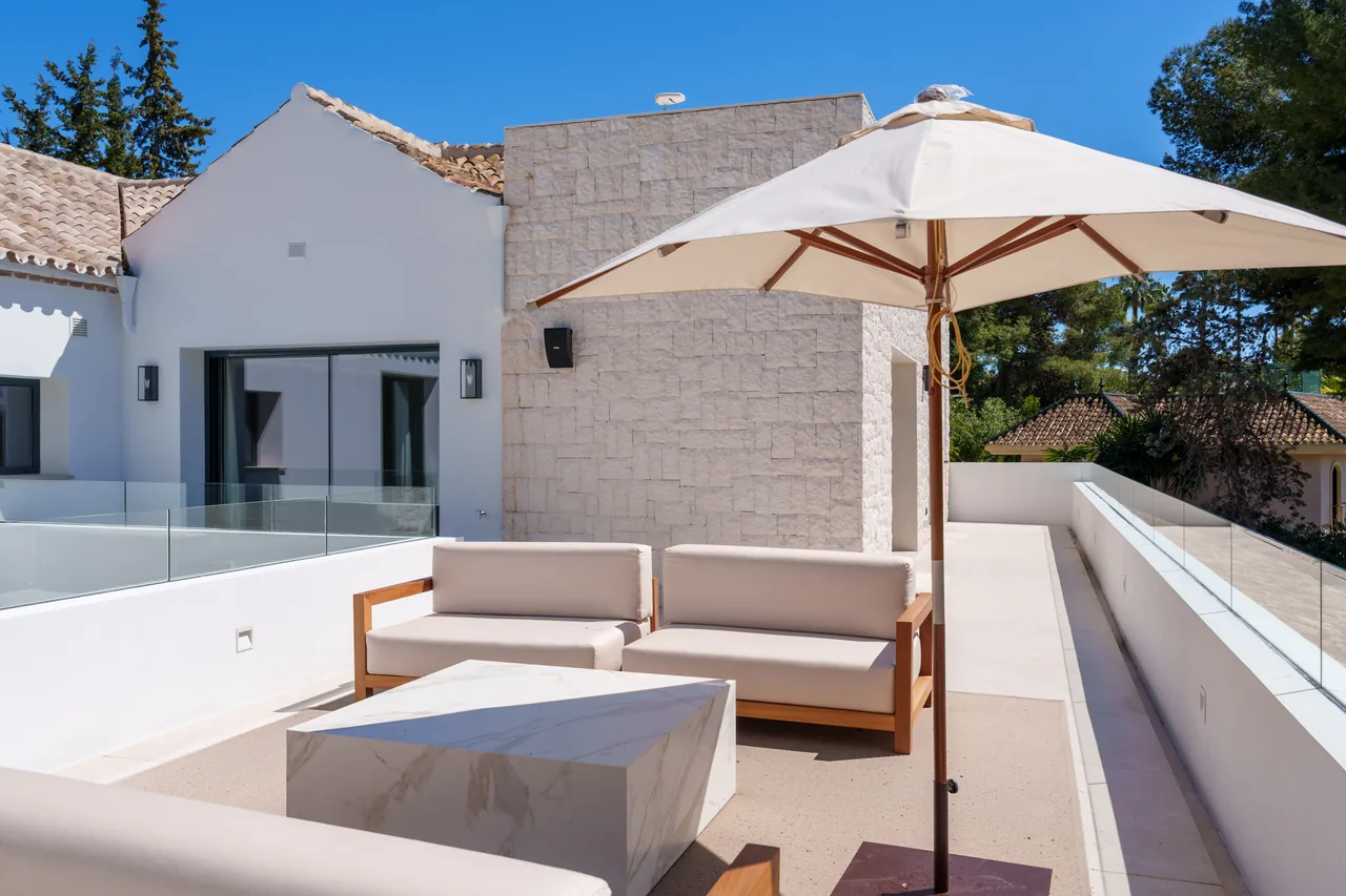 5-bedroom villa in Las Brisas with private pool and private garden — image 21