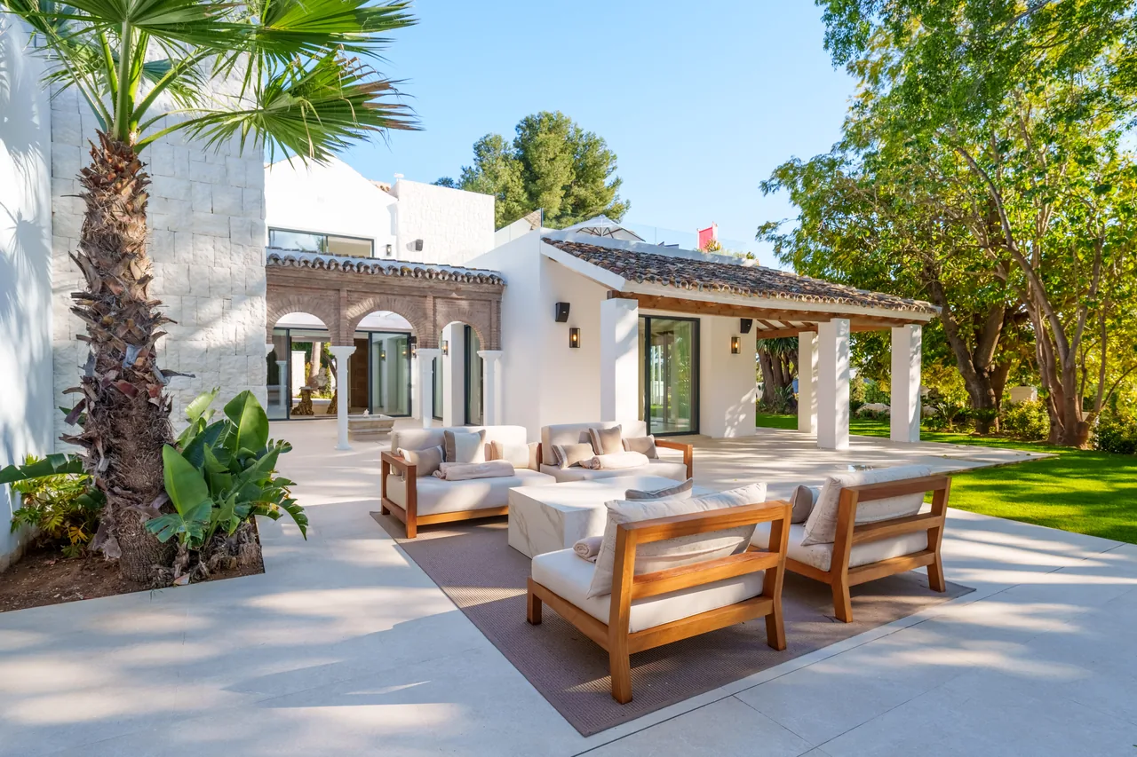 5-bedroom villa in Las Brisas with private pool and private garden — image 23