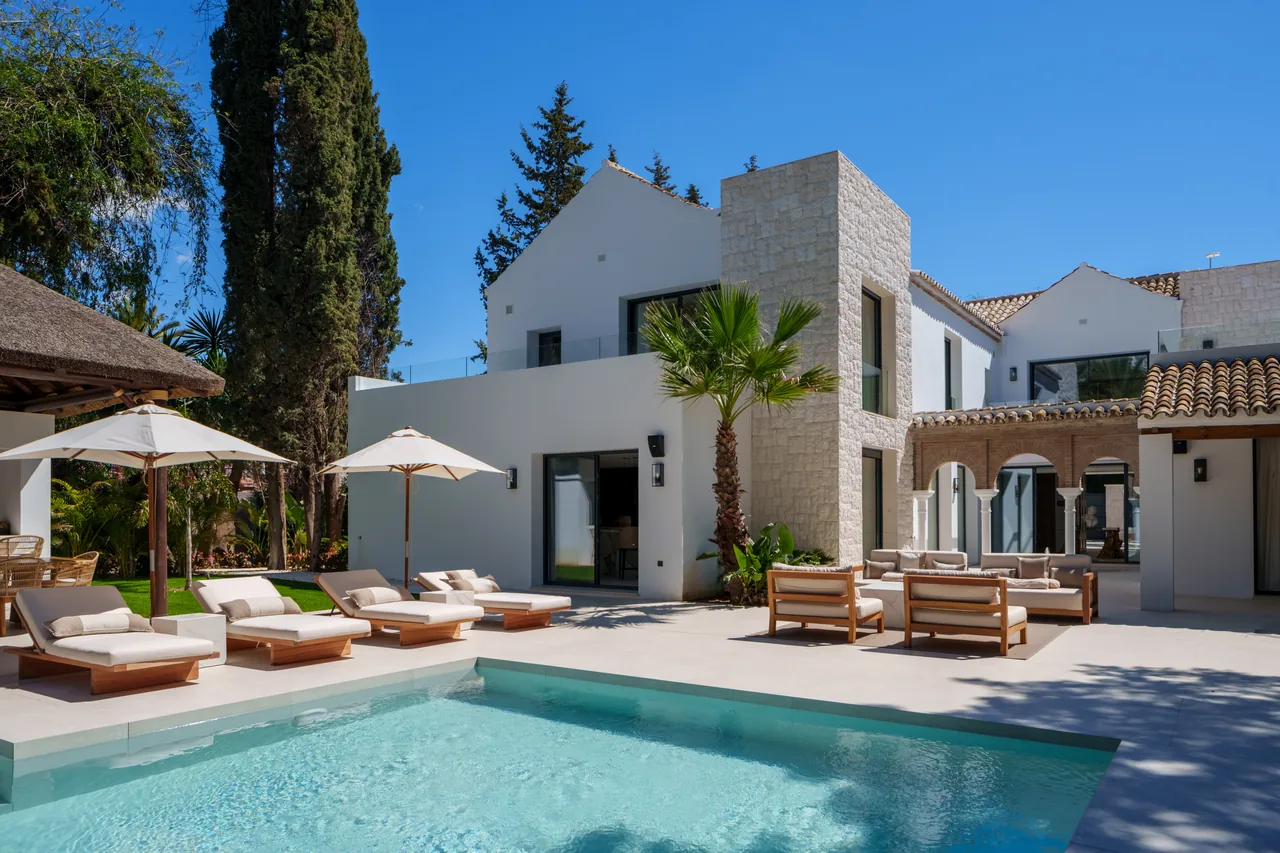5-bedroom villa in Las Brisas with private pool and private garden — image 25