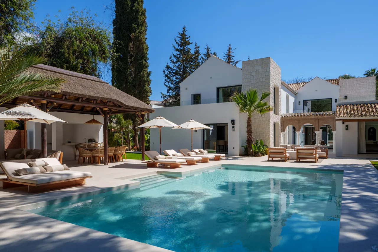 5-bedroom villa in Las Brisas with private pool and private garden — image 26