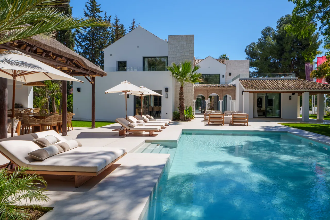 5-bedroom villa in Las Brisas with private pool and private garden — image 27