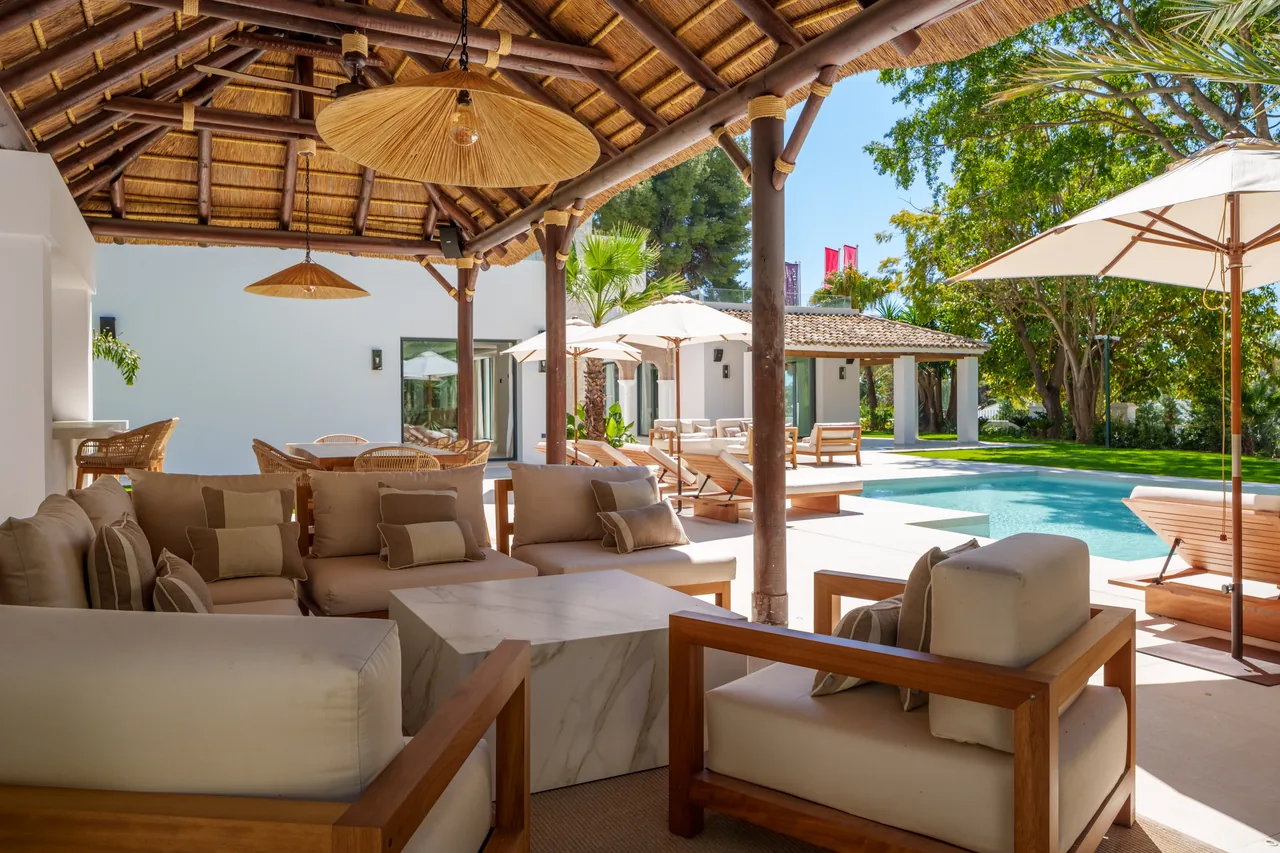 5-bedroom villa in Las Brisas with private pool and private garden — image 29