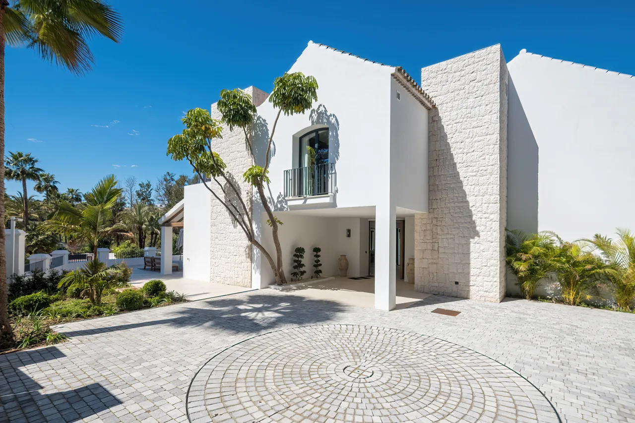 5-bedroom villa in Las Brisas with private pool and private garden — image 32